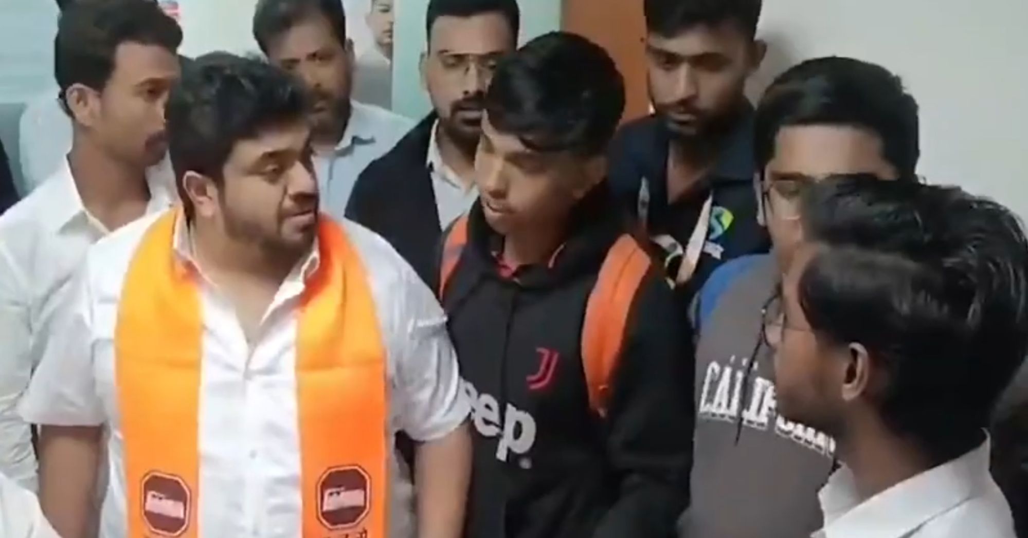 MNS MEN SLAPS NASHIK’S PYHSICSWALLAH STAFF.