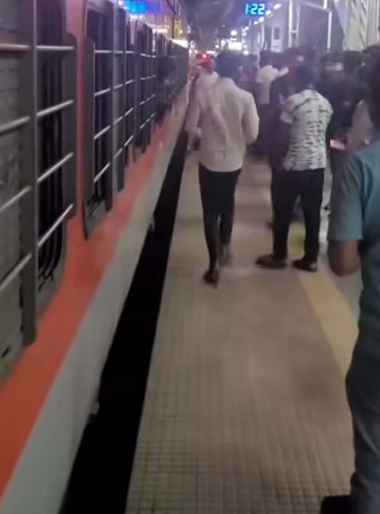 Female Passenger Injured At Thane Railway Station.