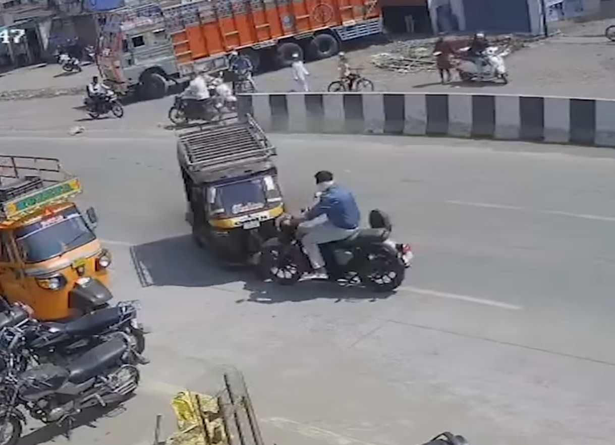 Beed Speeding Auto-Rickshaw’s Front Wheel Detaches on Highway, Several Injured.