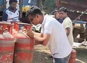 Man Kisses LPG Cylinder in Badlapur Amid Shortage&hellip;