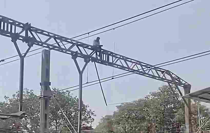 Train Services Disrupted at Kalyan Railway Station After Man Climbs OHE Pole.