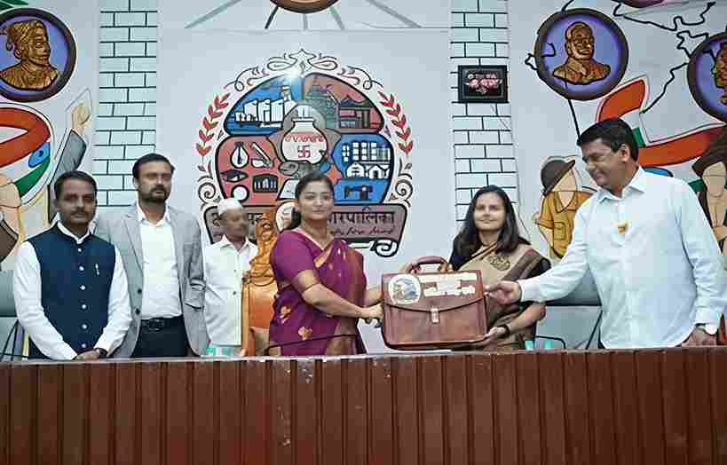 Ulhasnagar ₹97.23 Crore Budget Presented, Commissioner Hands It Directly to Mayor After 29 Years.