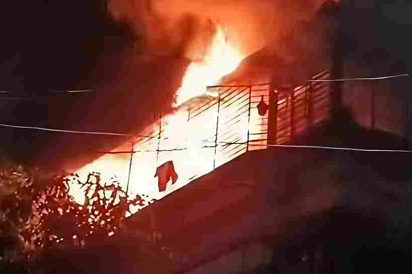 Ulhasnagar Massive Terrace Fire Erupts at Netaji Chowk Building Near HDFC Bank, Sparks Panic.