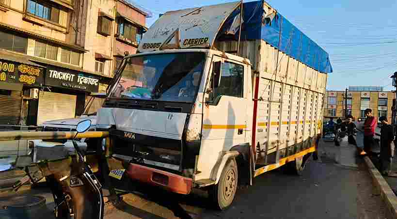 Badlapur Major Accident on Savarkar Flyover Causes Morning Chaos, Traffic Hit for Hours.