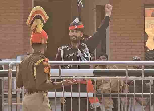 BSF Jawan’s Witty Comeback Steals the Show at Beating Retreat Ceremony Wagah Border, Video Goes Viral.
