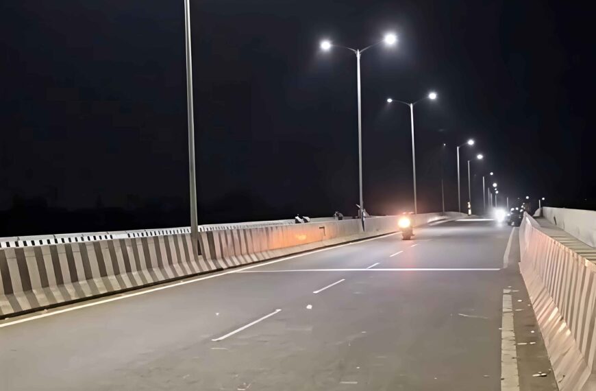 Kalyan News: Reckless Bike Stunts on Gandhari Bridge Spark Safety Concerns.