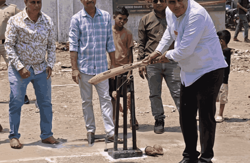 Ulhasnagar News: Deputy Mayor Amar Lund Plays Cricket with Children, Wins Hearts with Simple Gesture